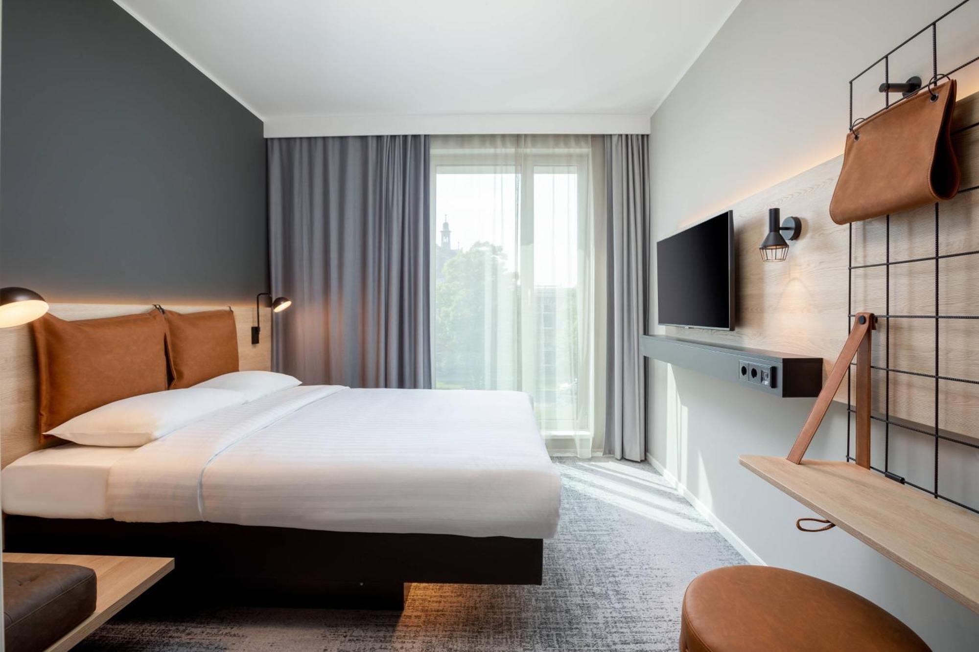 Moxy 3*